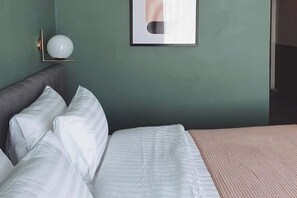 Cozy King Room | Soundproofing, iron/ironing board, free WiFi, bed sheets