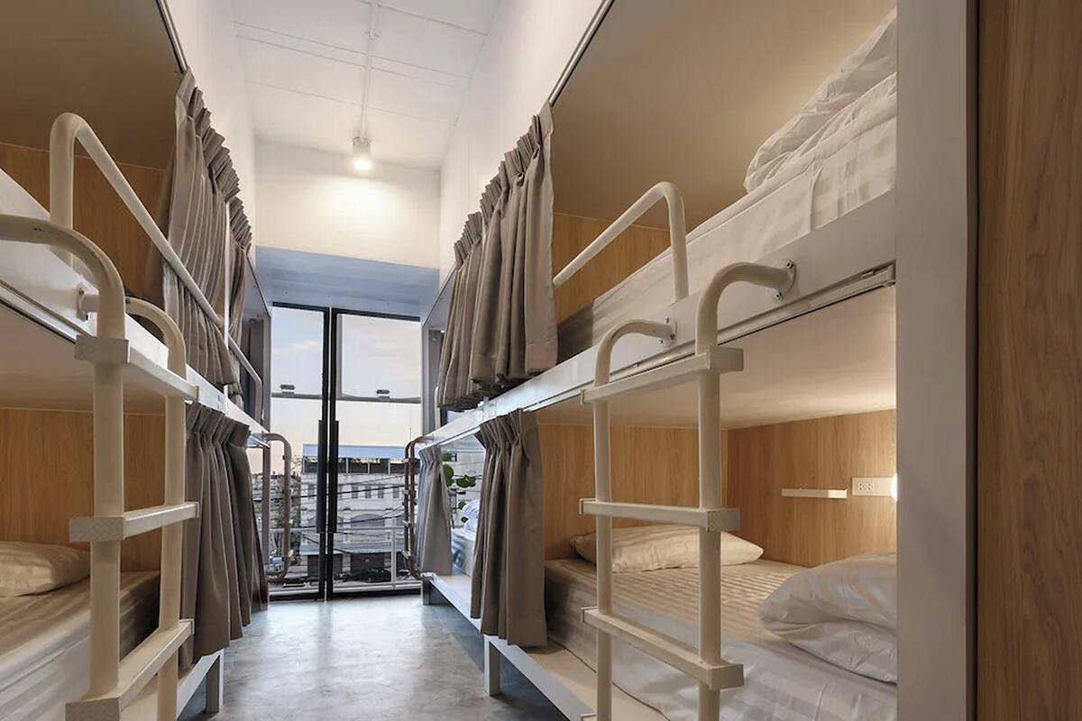 10-Bed Mixed Dormitory with Balcony | 시내 전망