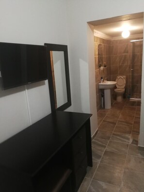 Kostenlose Toilettenartikel, Haartrockner, Handtücher