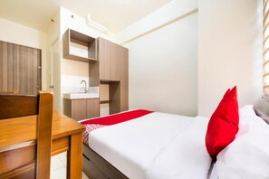 Desk, free WiFi, bed sheets - OYO 143 Buenbyahe Urban Deca Tower Edsa (Mandaluyong)