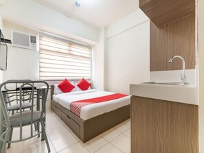 Escritorio, wifi gratis y ropa de cama 