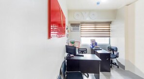 Business center - OYO 143 Buenbyahe Urban Deca Tower Edsa (Mandaluyong)
