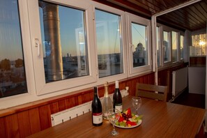 Family Apartment, 1 Bedroom, Sea View | Living room