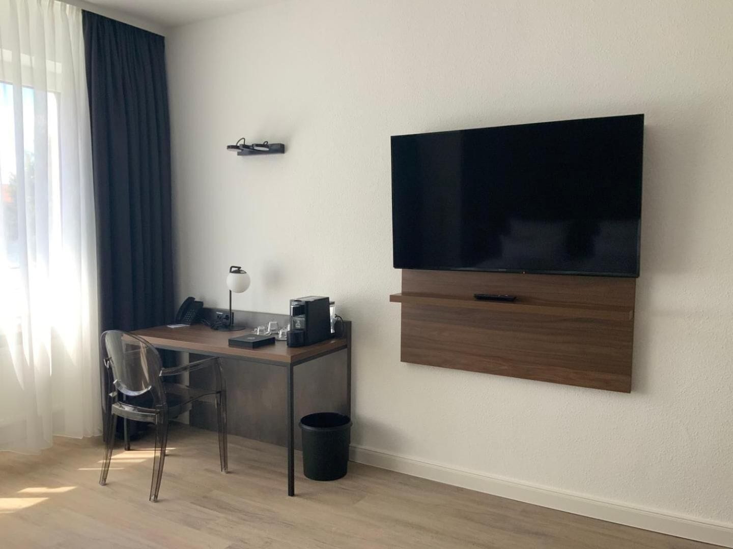 standard double room | hypo-allergenic bedding, minibar, in-room safe, desk