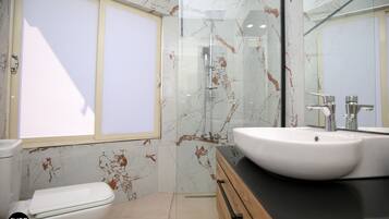 Chambre Double | Salle de bain | Douche, sĂšche-cheveux, serviettes fournies