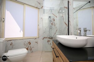 Ducha, secador de pelo, toallas