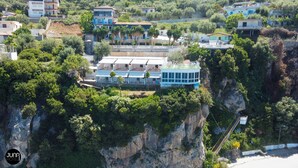 Un hotel con varios pisos, balcones y vistas del paisaje circundante.