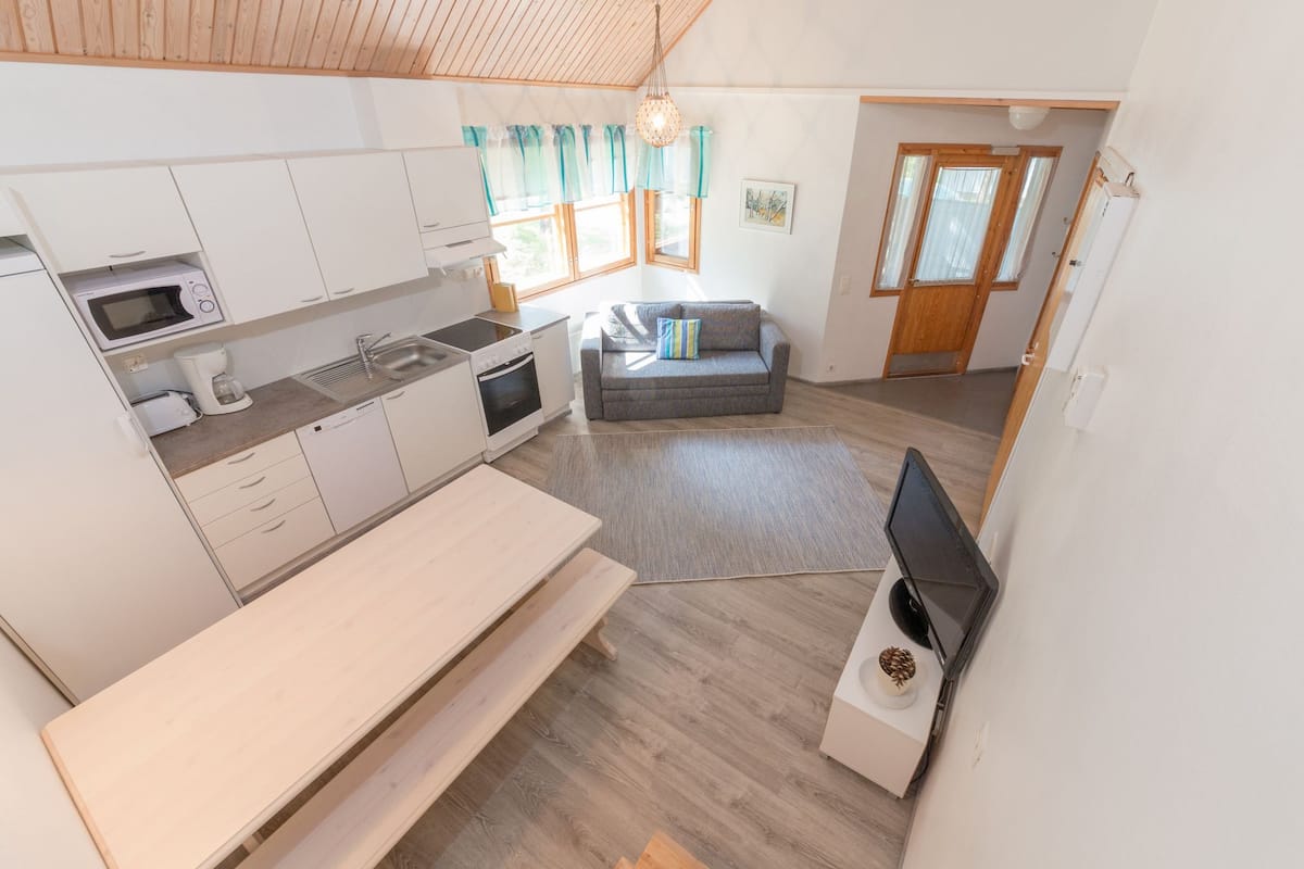 cottage, multiple beds (5-6 adults)