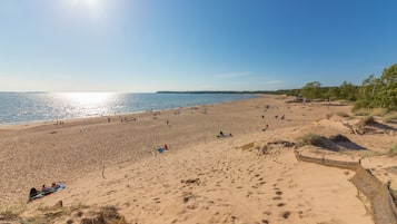 Nära stranden och windsurfing