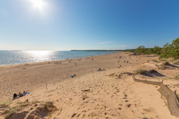 Ranta lähistöllä, purjelautailumahdollisuus
