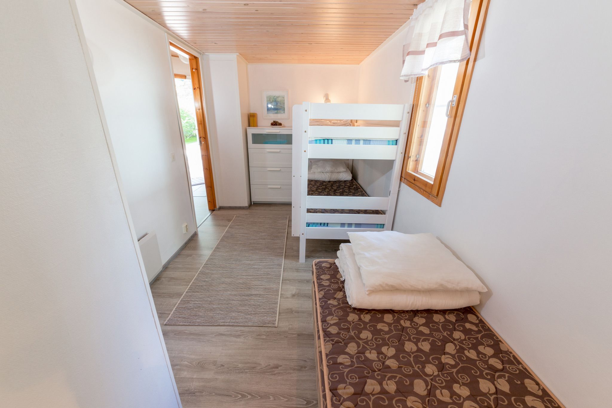 cottage, multiple beds (5-6 adults)