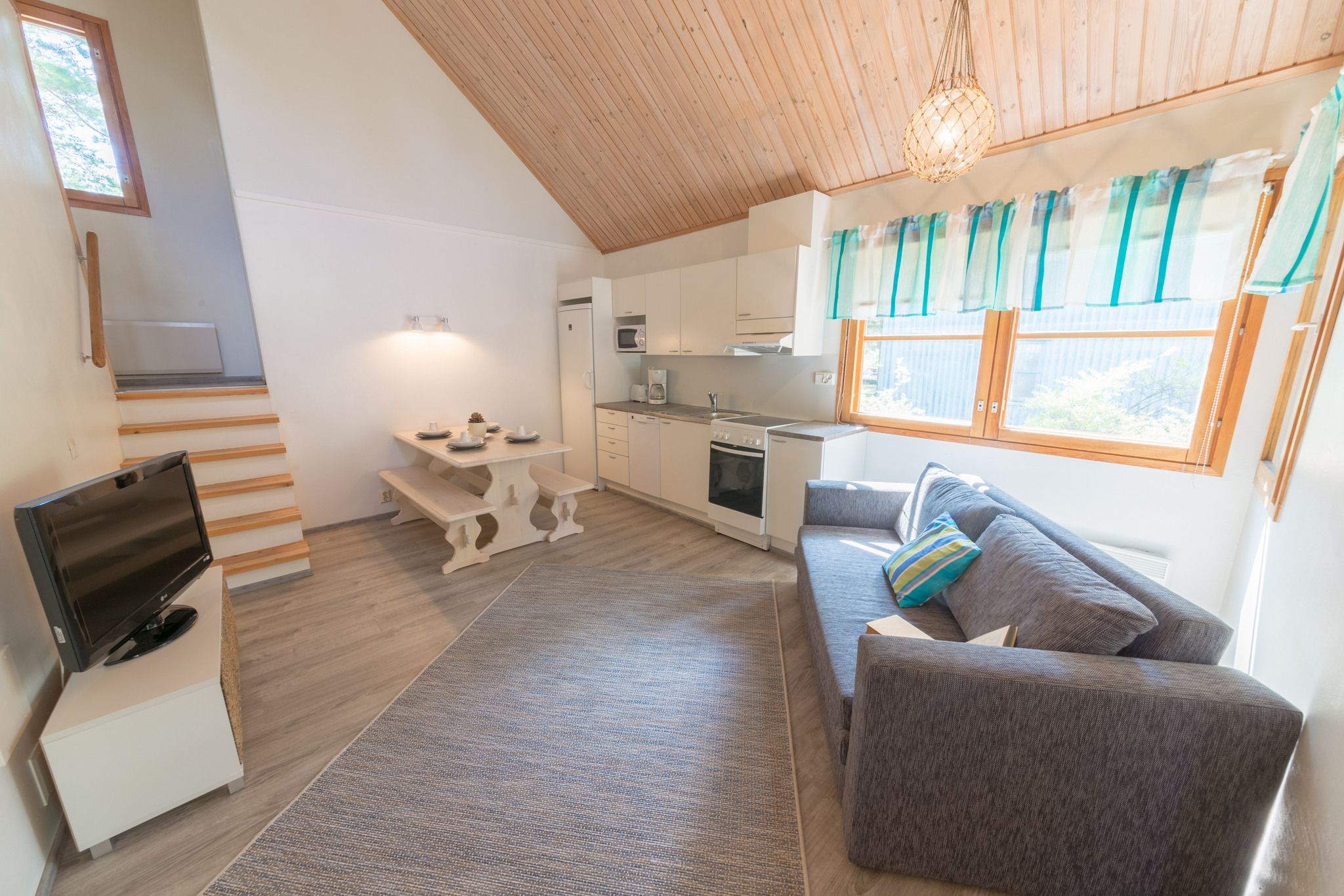 cottage, multiple beds (5-6 adults)