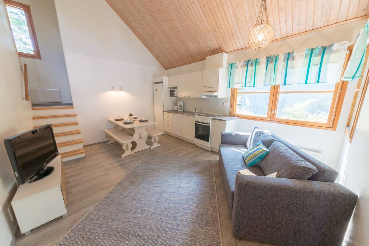 cottage, multiple beds (5-6 adults)