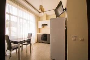 Deluxe Double or Twin Room | Private kitchen | Fridge