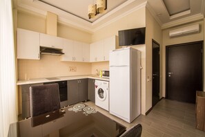 Deluxe Double or Twin Room | Private kitchen | Fridge