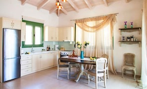 Villa (Athena) | Cuisine privée | Grand réfrigérateur, micro-ondes, four, plaque de cuisson