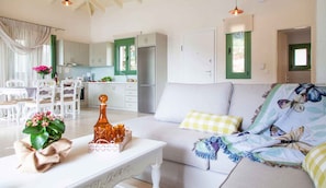 Villa (Daphne) | Coin séjour | Télévision LED, cheminée, lecteur de DVD