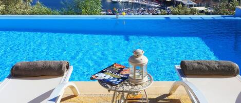 Piscine extérieure (ouverte en saison), parasols de plage