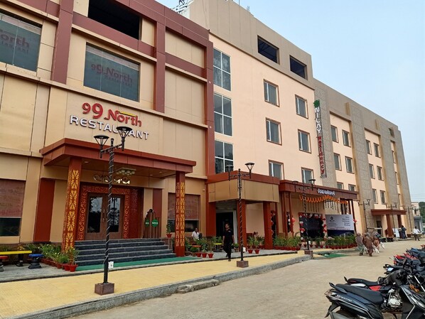 Un edificio de varios pisos con un llamativo letrero que dice '99 North Restaurant'.