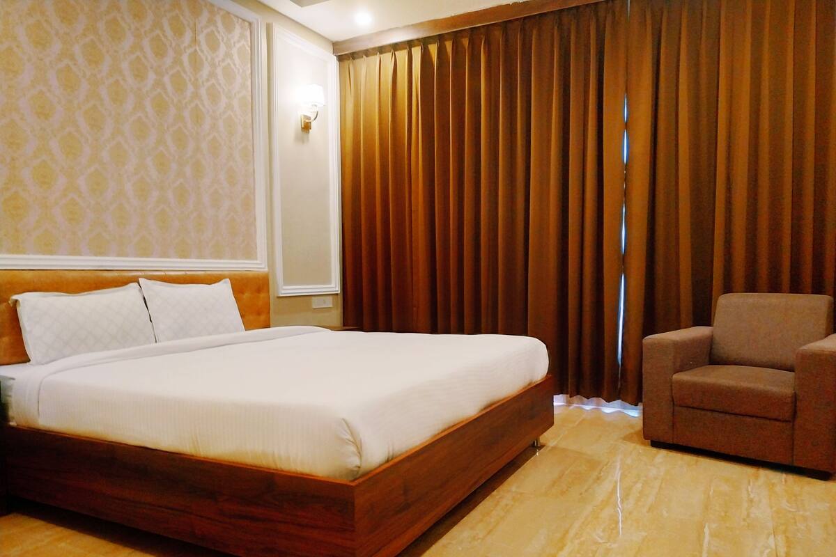 Deluxe Room, 1 Large Twin Bed, Non Smoking | Desk, laptop workspace, blackout drapes, WiFi (free)