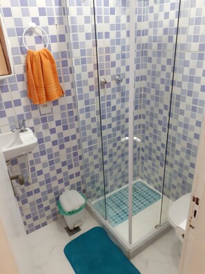 Suite familiar, 1 cama matrimonial, baño privado | Servicios de la habitación