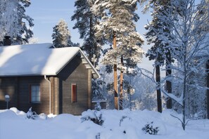 Premium Villa, Partial Lake View | Rollaway beds, bed sheets - Rauhalahti Holiday Centre Villas (Kuopio)