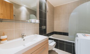 Appartement, 2 chambres | Salle de bain | Ensemble douche/baignoire, baignoire relaxante profonde, sèche-cheveux
