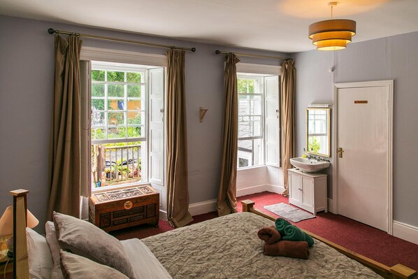 أسرّة قابلة للطي وواي فاي مجانًا وملاءات أسرّة