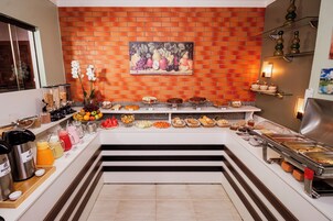 Café da manhã com buffet grátis todos os dias