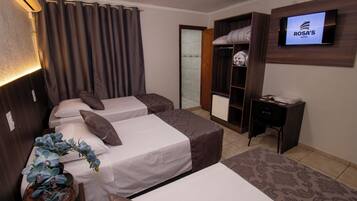 Quarto Triplo com ar | 1 bedroom, minibar, blackout curtains, soundproofing