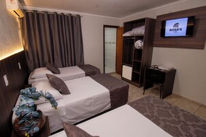 Quarto Triplo com ar | Minibar, blackout drapes, soundproofing, iron/ironing board