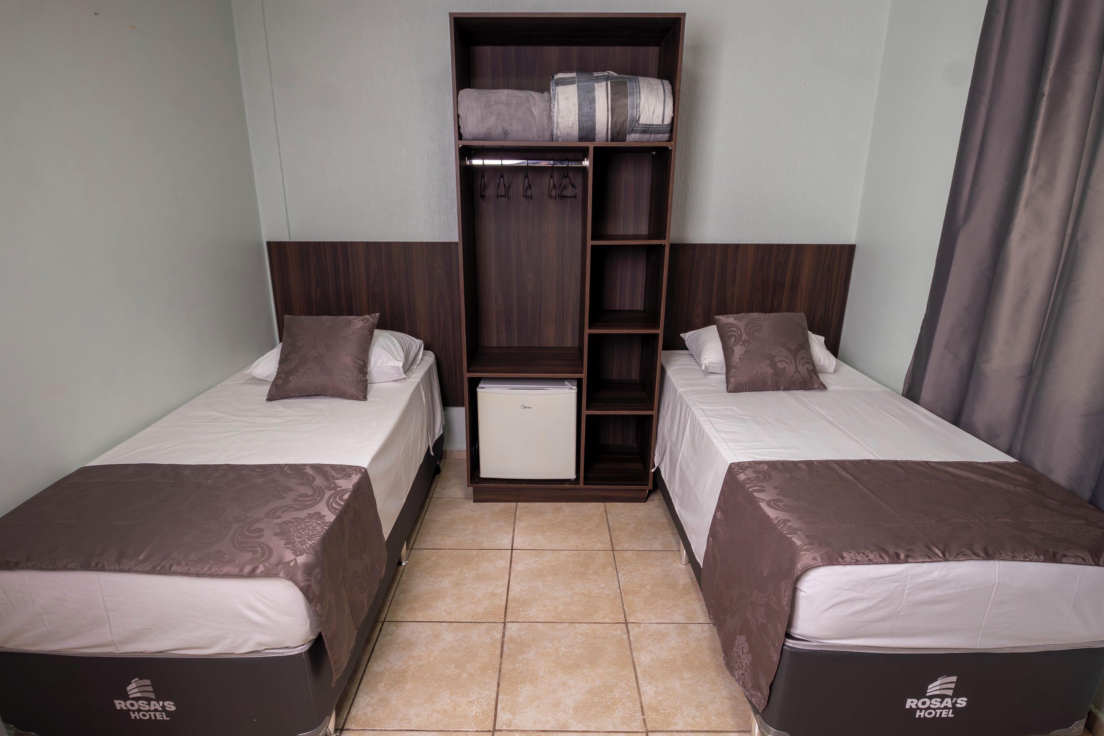 Quarto com 02 camas de solteiro com ar | Frigobar, cortinas blackout, quartos à prova de som