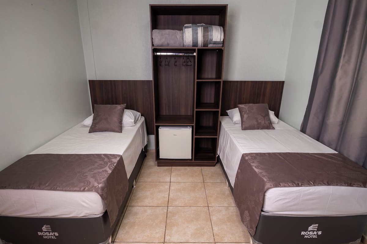 Quarto com 02 camas de solteiro com ar | 1 habitación, minibar, cortinas blackout y insonorización