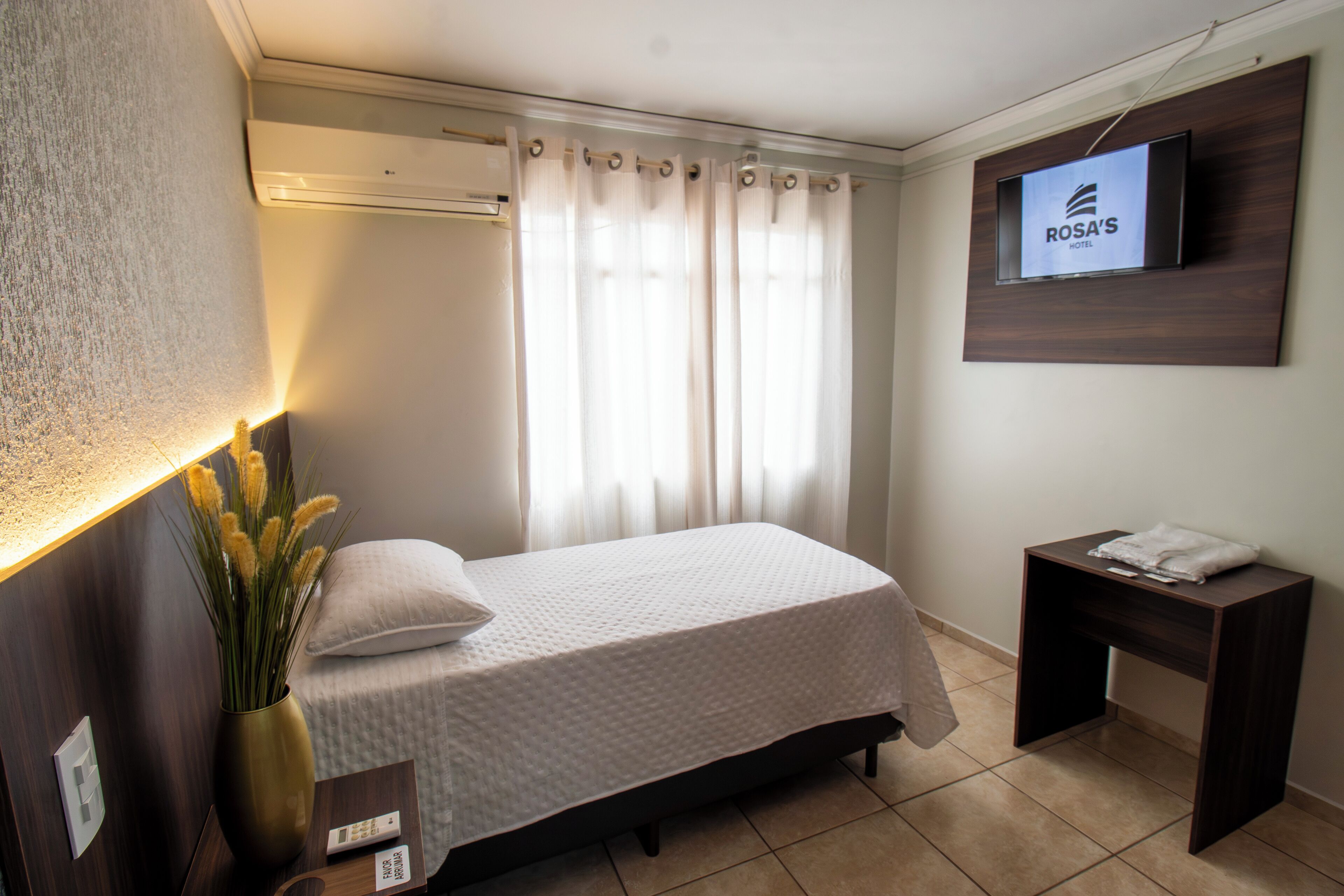 Quarto Individual com ar | Minibaari, pimennysverhot, äänieristys, silitysrauta/-lauta