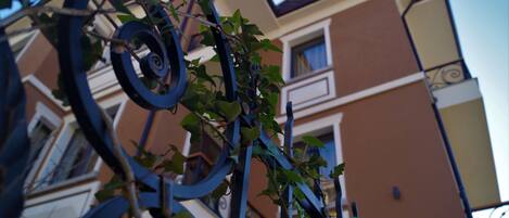 A building with a brown facade and a balcony with a wrought iron railing.