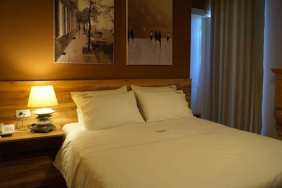 Comfort kamer, 1 twee- of 2 eenpersoonsbedden, balkon | Donzen dekbedden, een bureau, geluiddichte muren, extra bedden