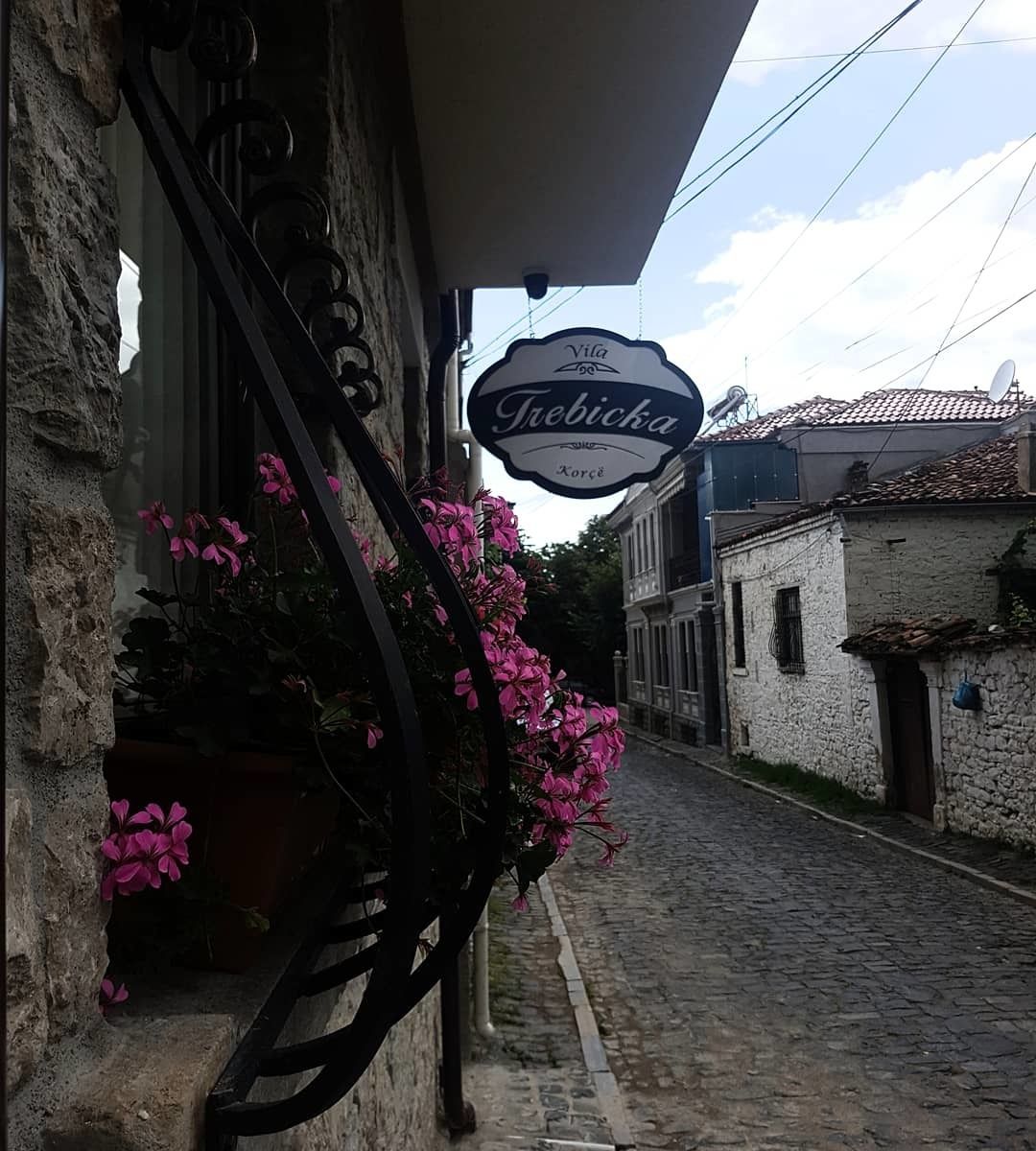 Una calle empedrada con un edificio que muestra un letrero que dice "Vila Trebicka".