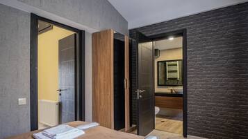 Villa, 3 Bedrooms | Desk, soundproofing, iron/ironing board, free WiFi