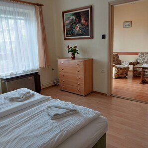 Appartement Familial, 2 chambres, non-fumeurs, vue jardin | Matelas mémoire de forme, coffres-forts dans les chambres