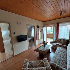 Appartement Familial, 2 chambres, non-fumeurs, vue jardin | Coin séjour | Télévision à écran plat de 82 cm avec chaînes par satellite