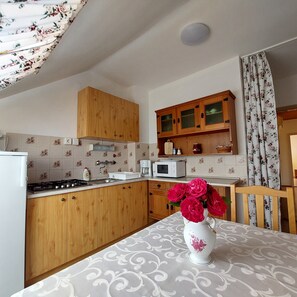 Appartement Familial, 2 chambres, non-fumeurs, vue jardin | Cuisine privée | Réfrigérateur, micro-ondes, plaque de cuisson, cafetière/bouilloire