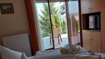 In-room safe, blackout curtains, free WiFi, bed sheets