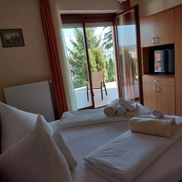 In-room safe, blackout curtains, free WiFi, bed sheets - Erika Apartmanházak (Hévíz)