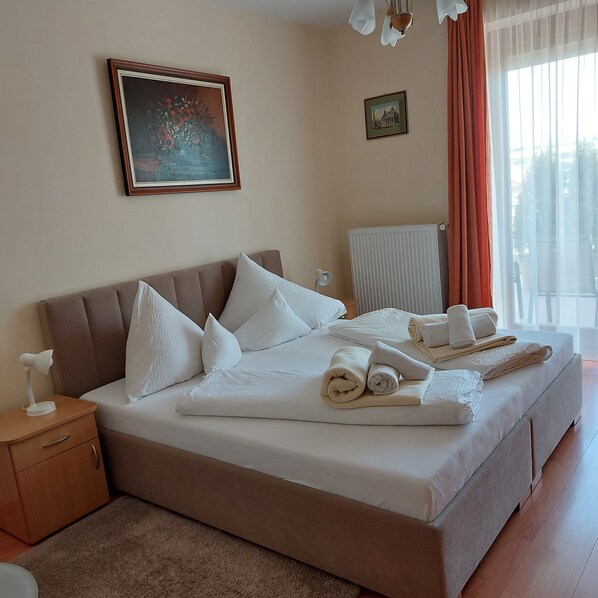 Double Room, 1 Bedroom | In-room safe, blackout curtains, free WiFi, bed sheets