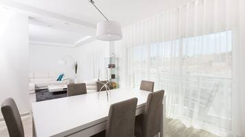 Apartment, 1 Bedroom, Terrace, Partial Sea View (1) | In-room dining