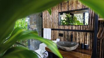 Habitación estándar, vistas al jardín (Nidos) | Baño | Artículos de higiene personal gratuitos, secador de pelo y albornoces