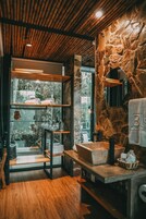 Δωμάτιο (Aviarias King) | Μπάνιο | Δωρεάν προϊόντα προσωπικής περιποίησης, πιστολάκι μαλλιών, μπουρνούζια