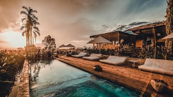 2 outdoor pools