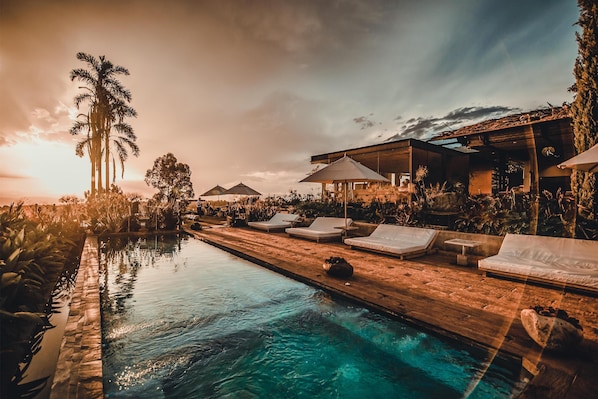 2 outdoor pools