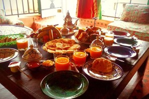 Tägliches großes Frühstück gegen Gebühr